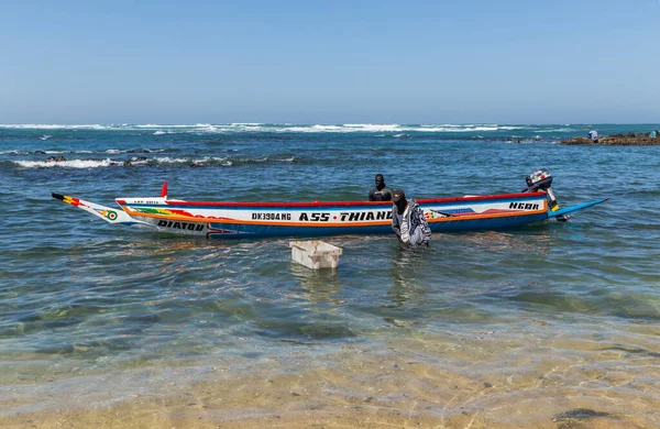 Дакар Сенегал Пожарные Рыбацкой Лодкой Пляже Дакаре Одном Многих Рыбацких — стоковое фото