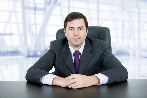 Joven Hombre Negocios Escritorio Oficina —  Fotos de Stock