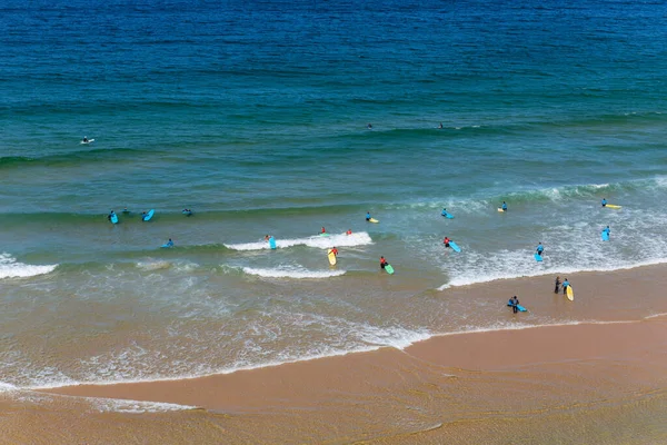 Sagres Portugal Vista Los Surfistas Playa Arena Cerca Del Pueblo — Foto de Stock