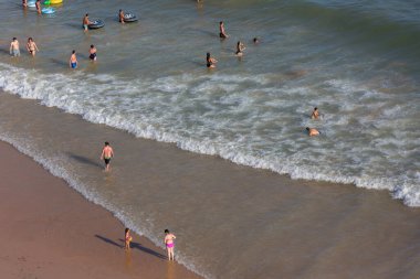 Albufeira 'daki Praia da Felesia' nın ünlü plajındaki insanlar. Bu plaj Algarve 'nin ünlü turistik bölgesinin bir parçasıdır..