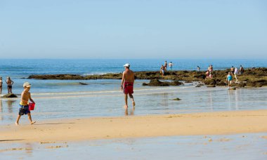 Albufeira 'daki ünlü Olhos de Agua plajındaki insanlar. Bu plaj Algarve 'nin ünlü turistik bölgesinin bir parçasıdır..