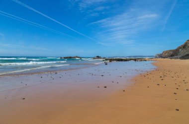 Portekiz, Algarve batı kıyısında güzel boş bir sahil.