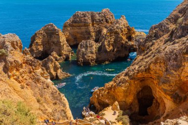 Lagos, Portekiz: Lagos 'ta Ponta da Piedade' yi ziyaret eden turistler. Algarve, Portekiz
