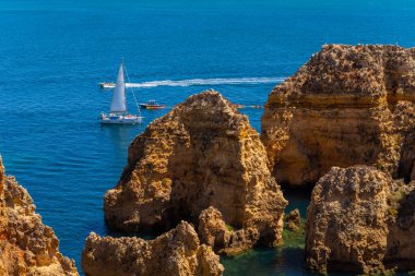 Lagos, Portekiz: Lagos 'ta Ponta da Piedade' yi ziyaret eden turistler. Algarve, Portekiz