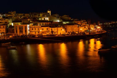 Ferragudo, Portekiz: Geceleri Portekiz 'in Algarve kentindeki Ferragudo köyü. Lagoa, Portekiz