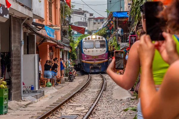 Hanoi Vietnam Vida Las Personas Que Viven Cerca Del Ferrocarril — Foto de Stock