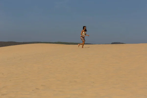 Praia Bordeira Portugal Kvinna Vid Sanddynerna Den Berömda Stranden Praia — Stockfoto