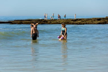Albufeira 'daki ünlü Olhos de Agua plajındaki insanlar. Bu plaj Algarve 'nin ünlü turistik bölgesinin bir parçasıdır..