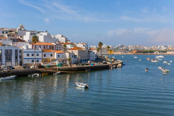 Ferragudo Portugal Vista Ciudad Blanca Con Barcos Amarrados Primer Plano —  Fotos de Stock