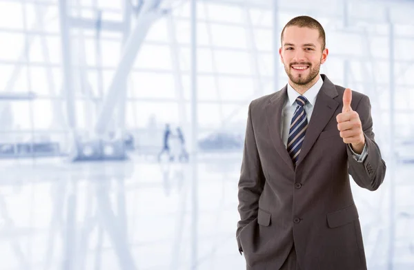 Junger Geschäftsmann Geht Daumen Hoch Büro — Stockfoto