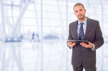 Ofiste bir tablet pc ile endişe iş adamı