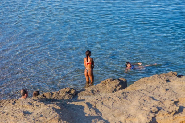 カディス スペイン カレタビーチで日光浴を楽しむ人々 パセオ フェルナンド クインネス プロムナードからの眺め カディス スペインのアンダルシア — ストック写真