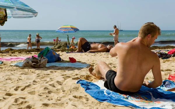 Albufeira Portugalsko Lidé Slavné Pláži Olhos Agua Albufeiře Tato Pláž — Stock fotografie