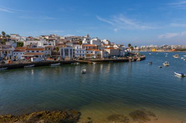 Ferragudo, Portekiz - Önünde demirlemiş tekneleri olan beyaz kasaba manzarası, Ferragudo, Algarve, Portekiz, Avrupa