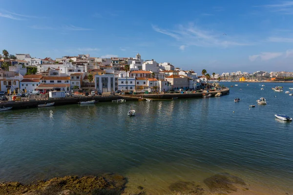 Ferragudo Portugalsko Pohled Bílé Město Čluny Kotvícími Popředí Ferragudo Algarve — Stock fotografie