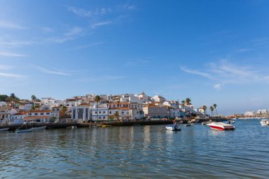Ferragudo, Portekiz - Önünde demirlemiş tekneleri olan beyaz kasaba manzarası, Ferragudo, Algarve, Portekiz, Avrupa