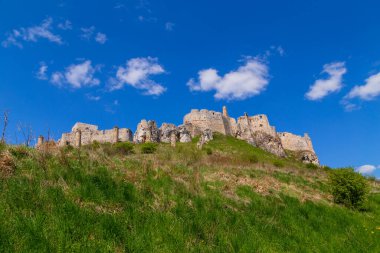 Spissky Hrad şatosu Spisske Podhradie kasabası, Spis bölgesi, Slovakya, Avrupa, en büyük Slovakya kalesi yakınlarındaki harabelerde.