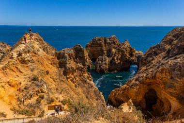 Lagos, Portekiz: Lagos 'ta Ponta da Piedade' yi ziyaret eden turistler. Algarve, Portekiz