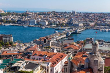 Galata Köprüsü ve İstanbul 'un eski merkezi. Altın Boynuz üzerindeki Galata Köprüsü, İstanbul 'un ünlü bir simgesidir. İstanbul 'un panoramik manzarası