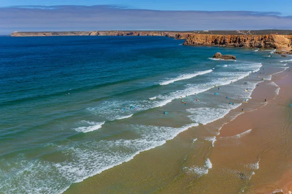 Sagres Portugalsko Pohled Surfaře Písečné Pláži Blízkosti Vesnice Sagres Algarve — Stock fotografie