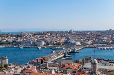 Galata Köprüsü ve İstanbul 'un eski merkezi. Altın Boynuz üzerindeki Galata Köprüsü, İstanbul 'un ünlü bir simgesidir. İstanbul 'un panoramik manzarası