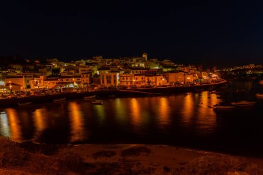 Ferragudo, Portekiz: Geceleri Portekiz 'in Algarve kentindeki Ferragudo köyü. Lagoa, Portekiz