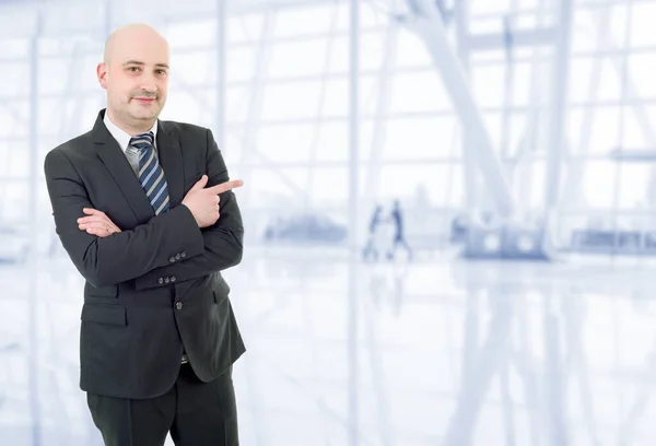 Junger Geschäftsmann Zeigt Auf Das Büro — Stockfoto