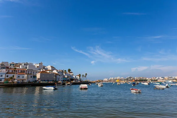 Ferragudo Portugal Utsikt Över Den Vita Staden Med Båtar Förtöjda — Stockfoto