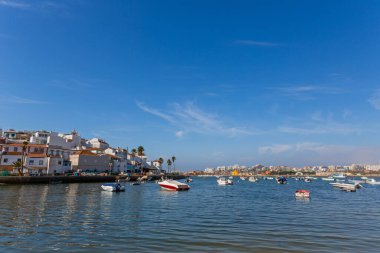 Ferragudo, Portekiz - Önünde demirlemiş tekneleri olan beyaz kasaba manzarası, Ferragudo, Algarve, Portekiz, Avrupa