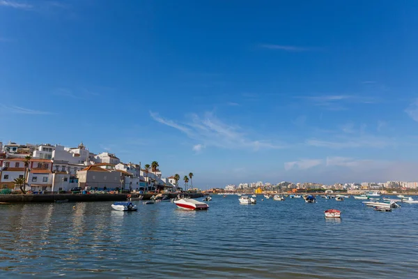 Ferragudo Portugal Vista Ciudad Blanca Con Barcos Amarrados Primer Plano — Foto de Stock