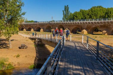Navarre, İspanya: Seyyahlar St. James hac yolu olan Camino De Santiago boyunca yürürler, Navarra, İspanya.