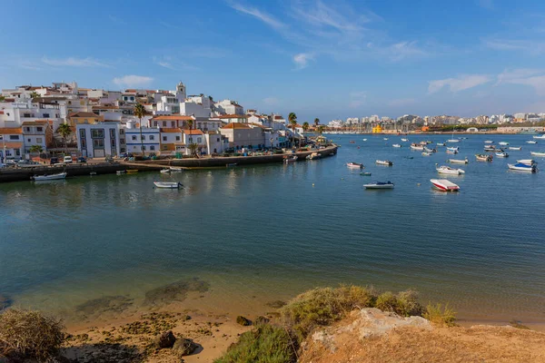 Ferragudo Portugal Vista Ciudad Blanca Con Barcos Amarrados Primer Plano — Foto de Stock