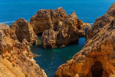 Ponta da Piedade, Lagos, Portekiz 'deki kayalıklar ve Atlantik Okyanusu