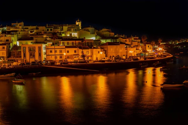 Ferragudo, Portekiz: Geceleri Portekiz 'in Algarve kentindeki Ferragudo köyü. Lagoa, Portekiz