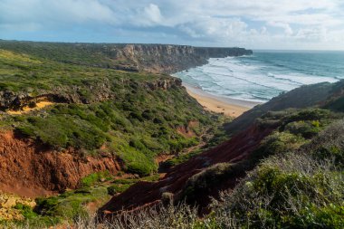 Portekiz, Algarve batı kıyısında güzel boş bir sahil.