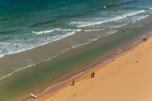 Sagres Portugal Zicht Surfers Zandstrand Bij Sagres Dorp Algarve Portugal — Stockfoto