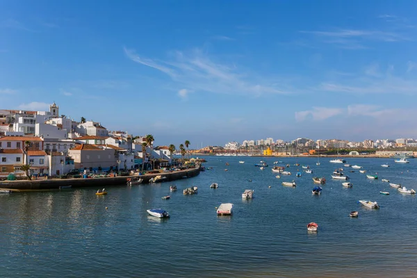 Ferragudo Portugal Vista Cidade Branca Com Barcos Ancorados Primeiro Plano — Fotografia de Stock