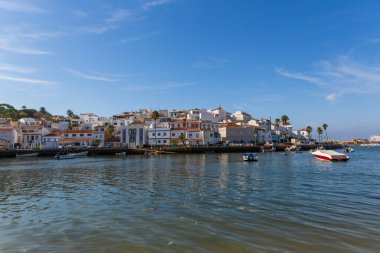 Ferragudo, Portekiz - Önünde demirlemiş tekneleri olan beyaz kasaba manzarası, Ferragudo, Algarve, Portekiz, Avrupa