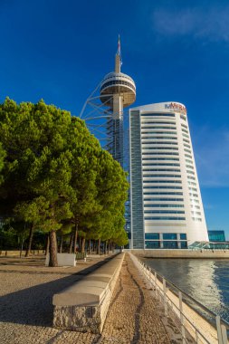 Lizbon, Portekiz: Vasco da Gama Tower, Myriad Hotel ve Milletler Parkı 'ndaki Vasco da Gama Köprüsü.