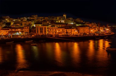 Ferragudo, Portekiz: Geceleri Portekiz 'in Algarve kentindeki Ferragudo köyü. Lagoa, Portekiz
