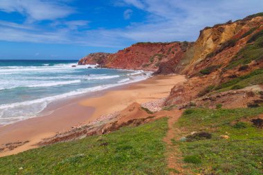 Portekiz, Algarve batı kıyısında güzel boş bir sahil.