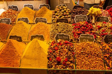 İstanbul, Türkiye: İstanbul, Türkiye 'de Mısır Pazarı olarak bilinen Baharat pazarının iç görünümü
