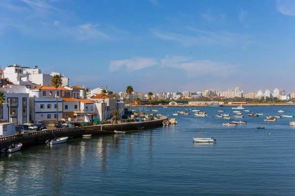 Ferragudo Portugal Vista Ciudad Blanca Con Barcos Amarrados Primer Plano — Foto de Stock