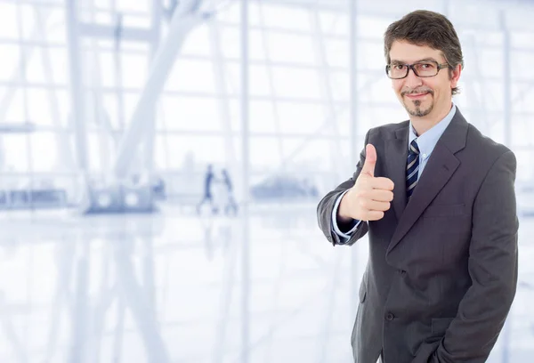 Joven Hombre Negocios Pulgar Hacia Arriba Oficina — Foto de Stock