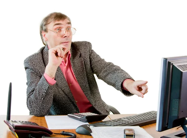 Um homem de negócios em um escritório trabalha no computador — Fotografia de Stock