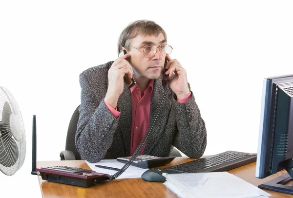 Ein Geschäftsmann in einem Büro arbeitet am Computer — Stockfoto