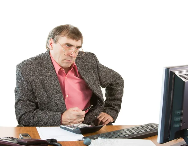 Een zakenman in een kantoor werkt op de computer — Stockfoto