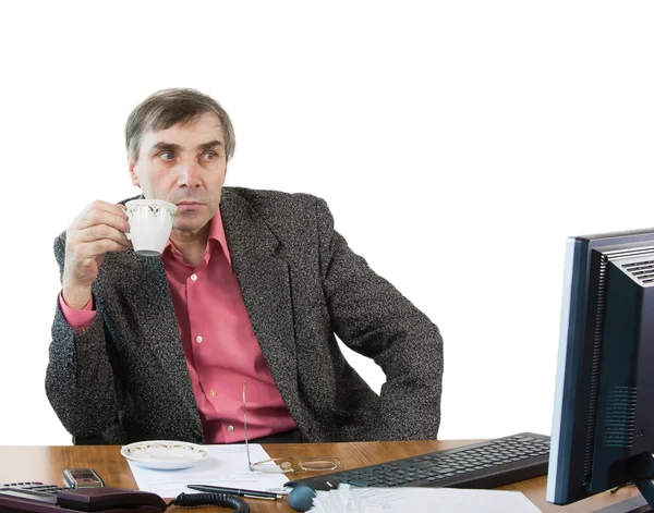 Een zakenman in een kantoor werkt op de computer — Stockfoto