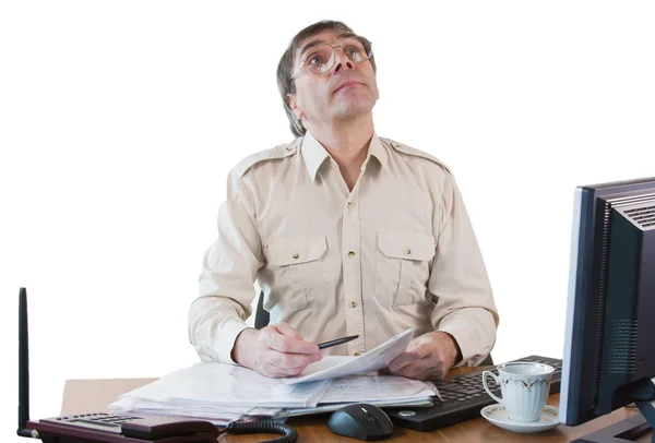 Ein Geschäftsmann in einem Büro arbeitet am Computer — Stockfoto