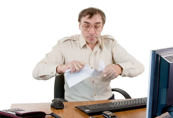 Um homem de negócios em um escritório trabalha no computador — Fotografia de Stock